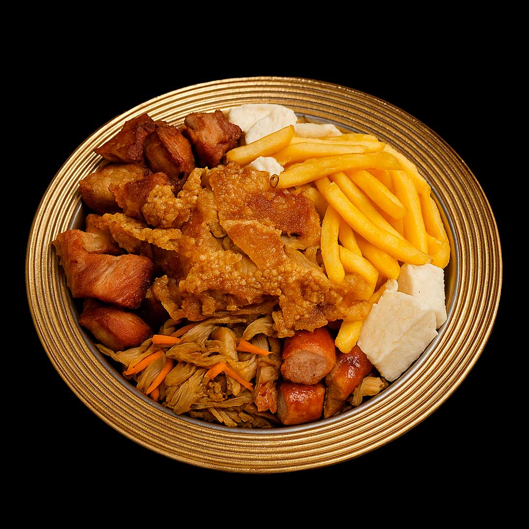 Bandeja redonda dorada con chicharrón carnudo, crujiente chicharrón toteado, papa a la francesa, chorizo en trozos, lechona desmechada y cubos de arepa blanca, sobre fondo negro.
